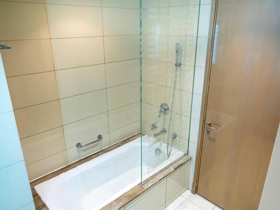 Stylish At Paramount Business Bay Apartment *