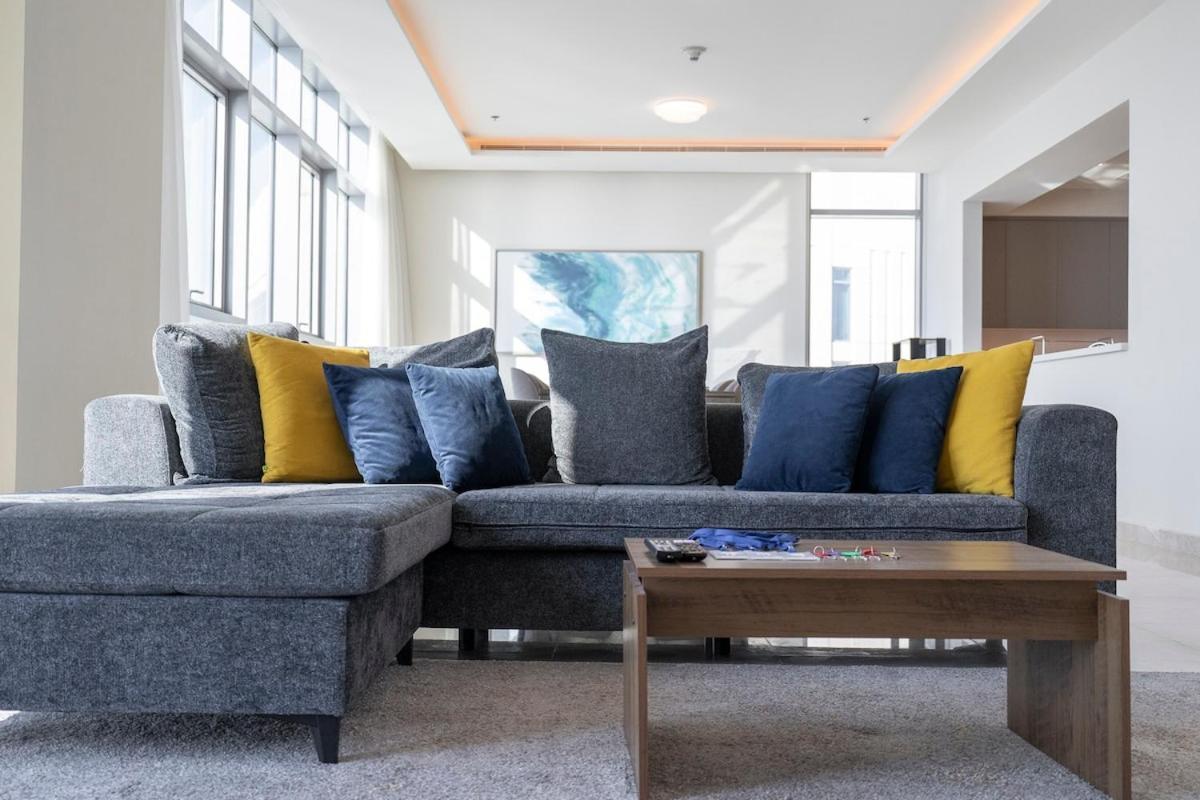 Airy 5-bedrooms At Harbour Views With Stunning Scenery Of Creek! Dubai