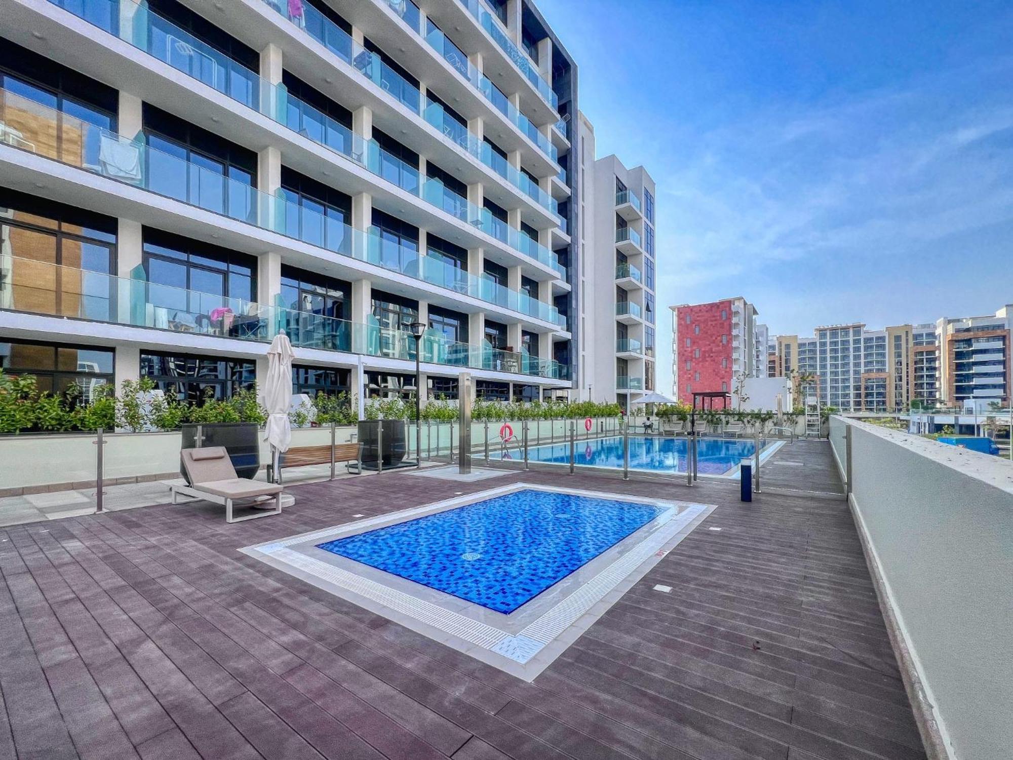 Dream - 2 Bedroom With Balcony & Pool Access, Azizi Riviera