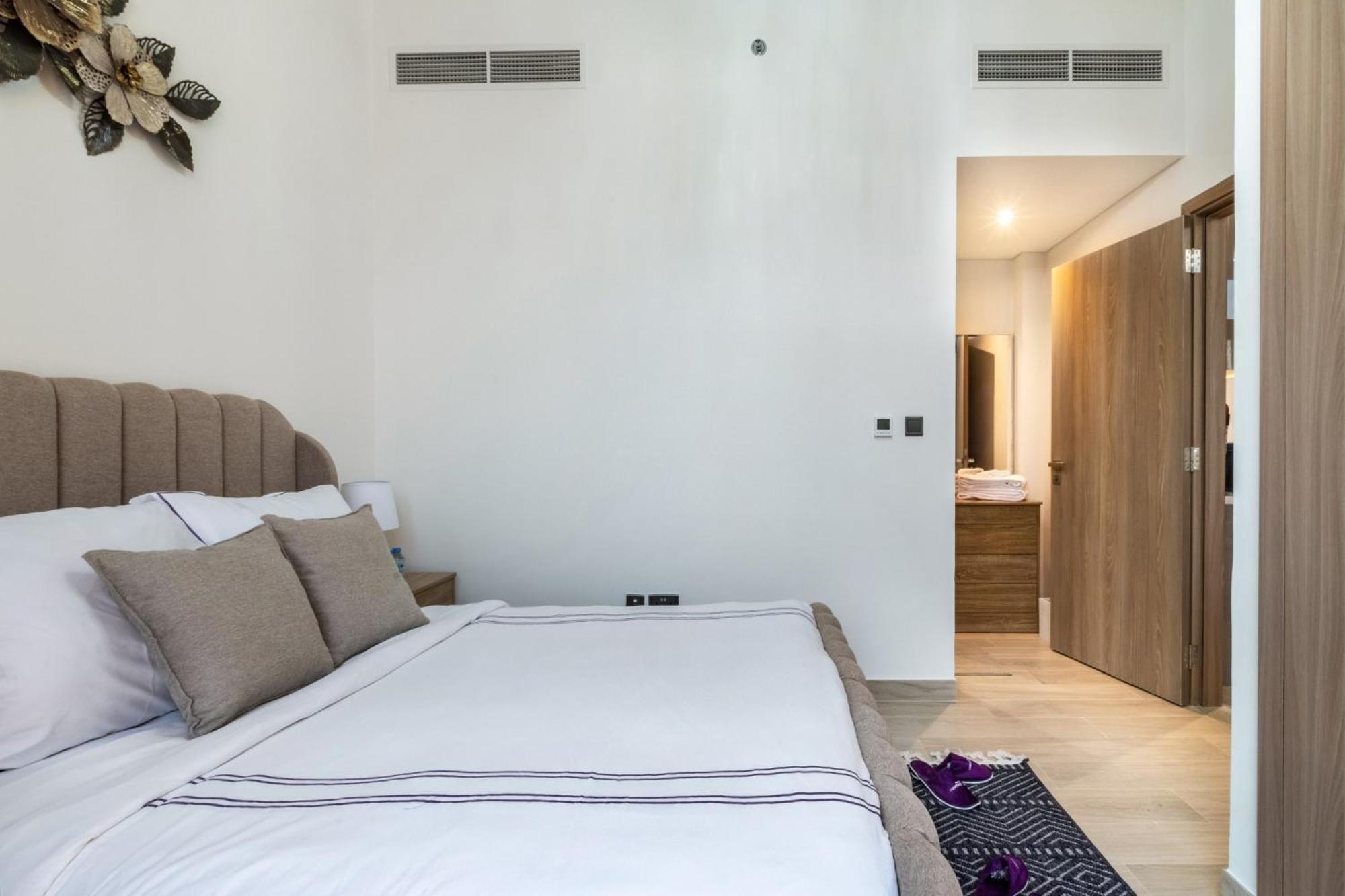 Dream - 2 Bedroom With Balcony & Pool Access, Azizi Riviera *
