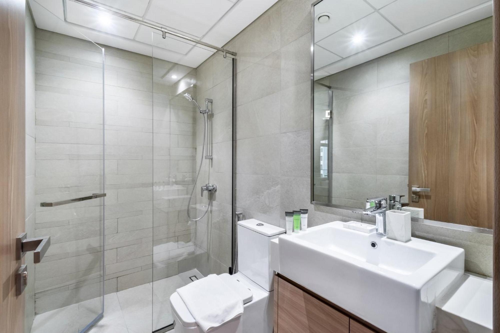 Dream - 2 Bedroom With Balcony & Pool Access, Azizi Riviera Apartment *