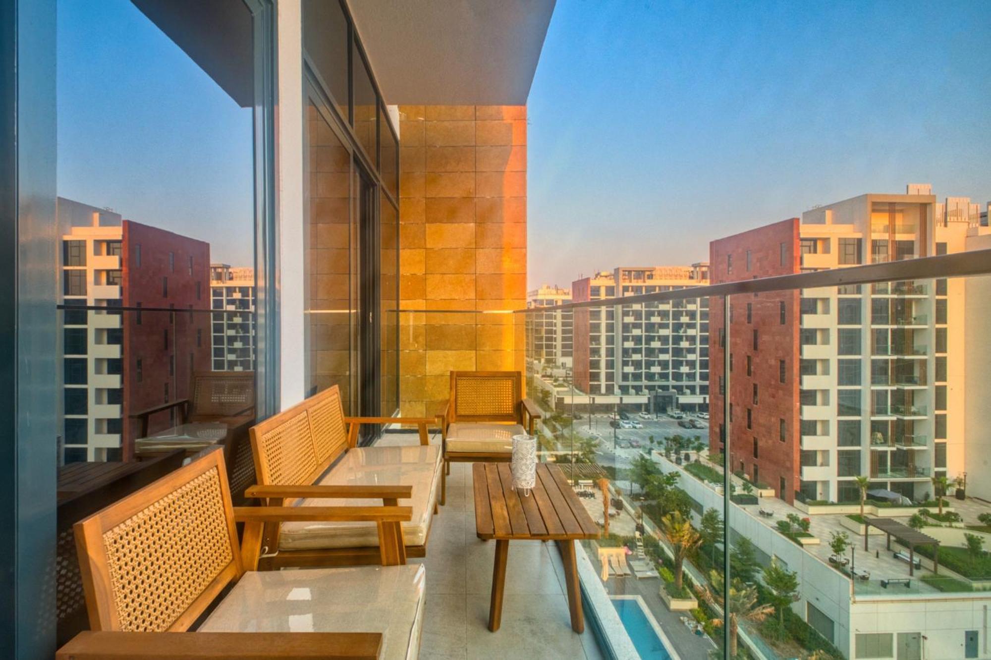 Apartment Dream - 2 Bedroom With Balcony & Pool Access, Azizi Riviera