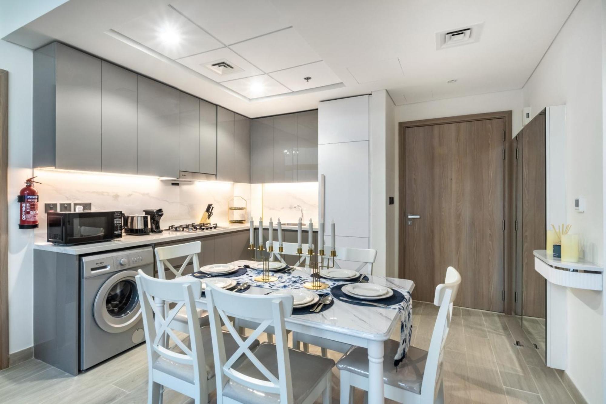 Apartment Dream - 2 Bedroom With Balcony & Pool Access, Azizi Riviera *