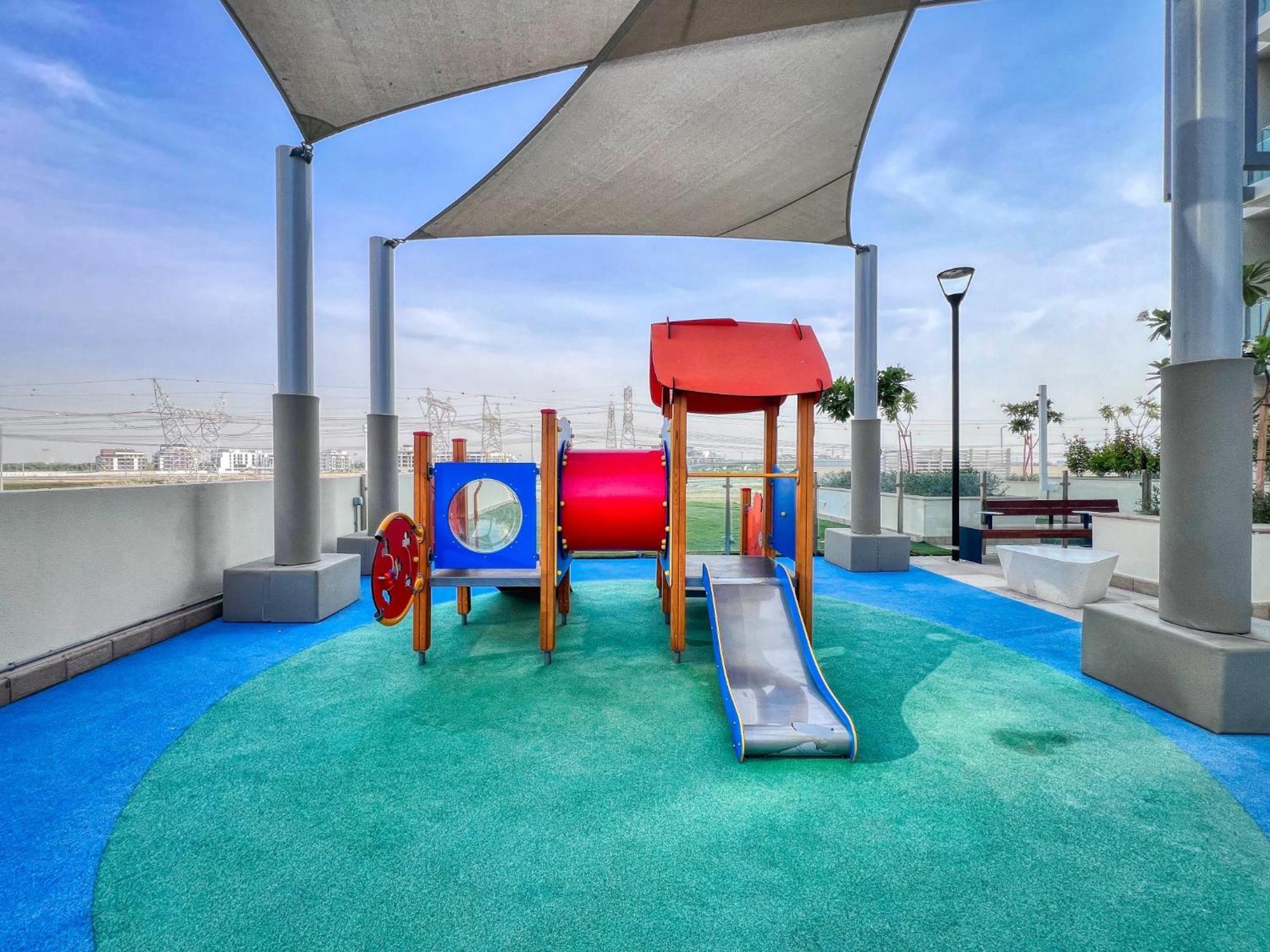 Dream - 2 Bedroom With Balcony & Pool Access, Azizi Riviera