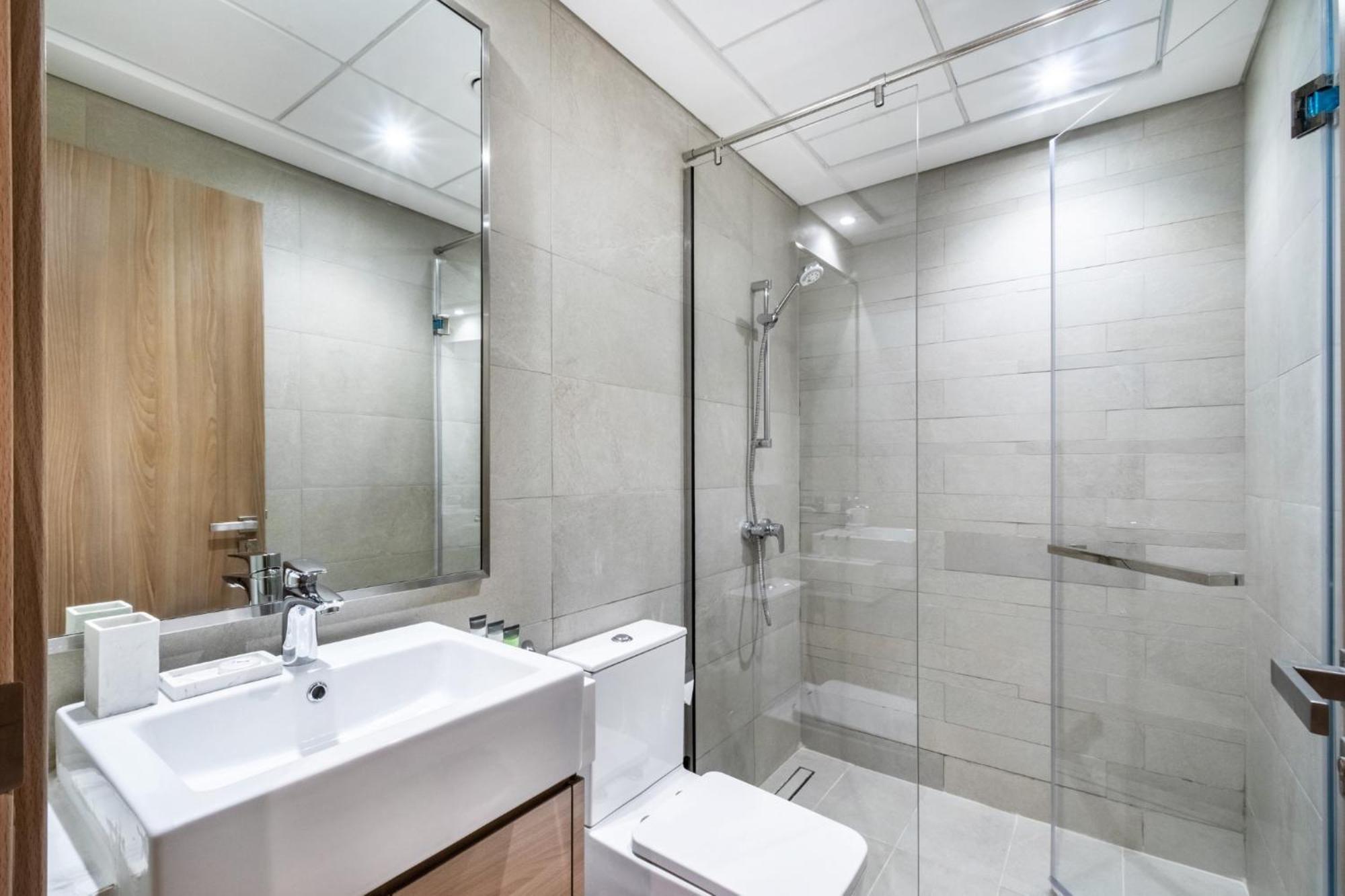 Dream - 2 Bedroom With Balcony & Pool Access, Azizi Riviera Apartment
