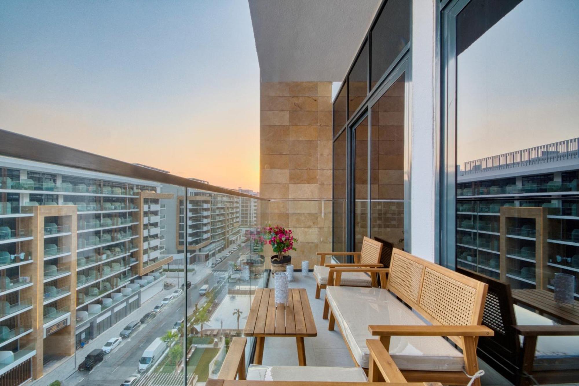 Dream - 2 Bedroom With Balcony & Pool Access, Azizi Riviera Apartment *