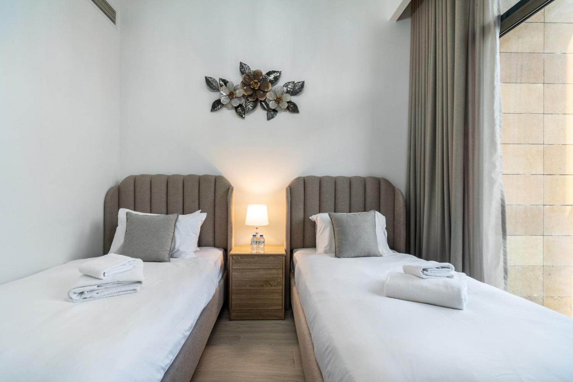 Dream - 2 Bedroom With Balcony & Pool Access, Azizi Riviera Apartment Dubai