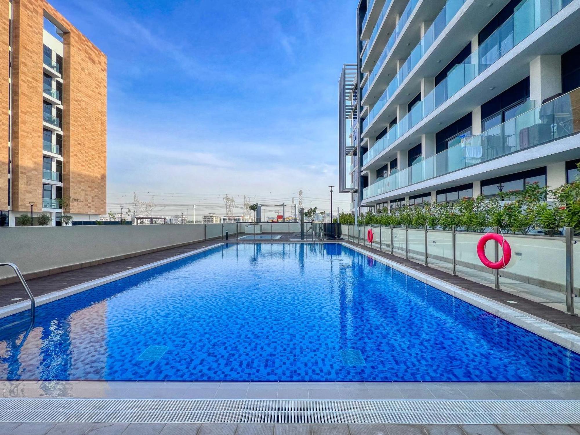 Dream - 2 Bedroom With Balcony & Pool Access, Azizi Riviera Apartment *