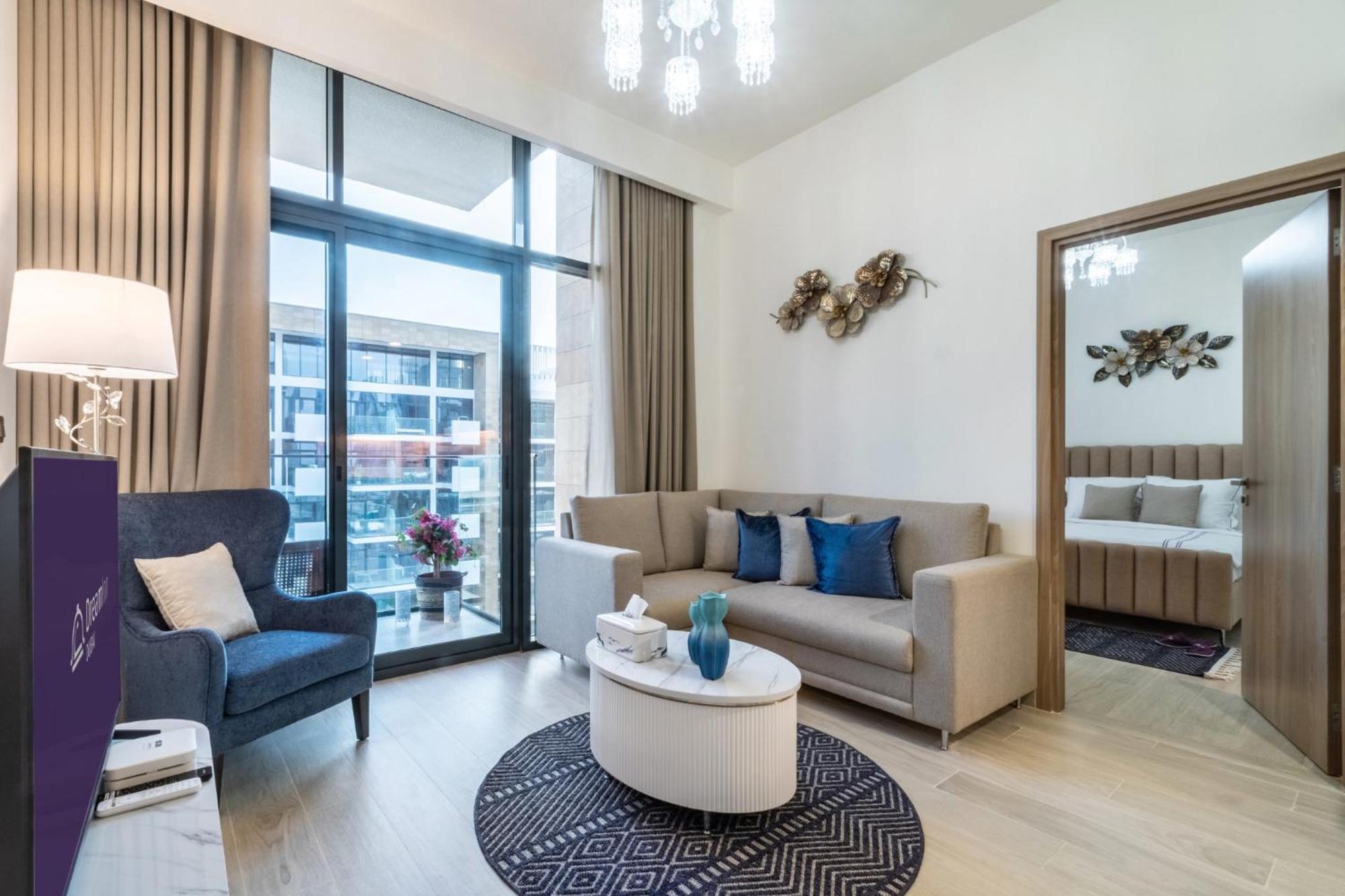 Apartment Dream - 2 Bedroom With Balcony & Pool Access, Azizi Riviera *