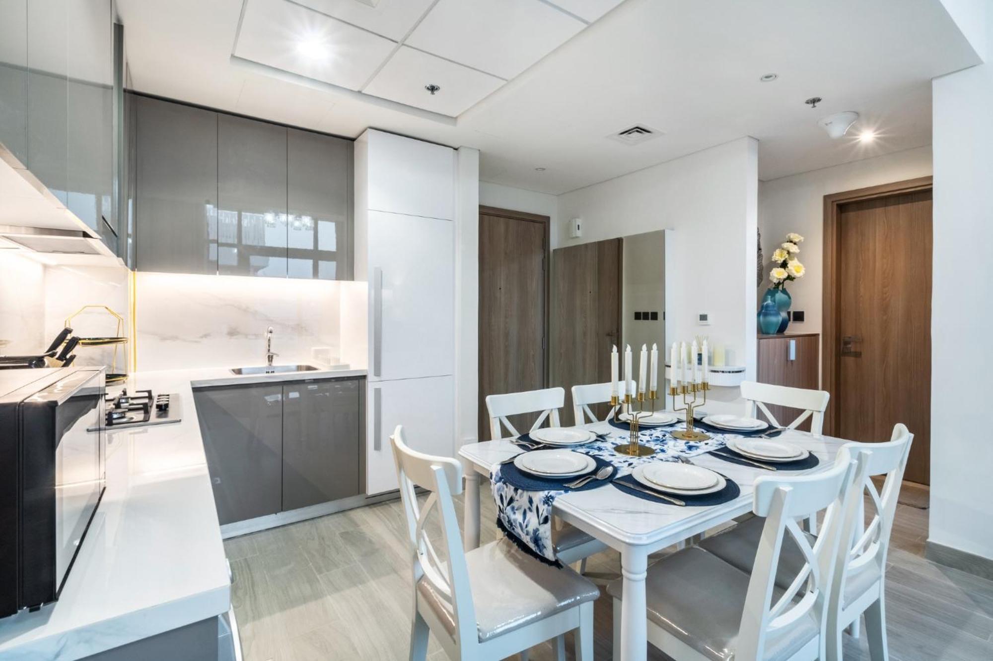 Dream - 2 Bedroom With Balcony & Pool Access, Azizi Riviera Apartment