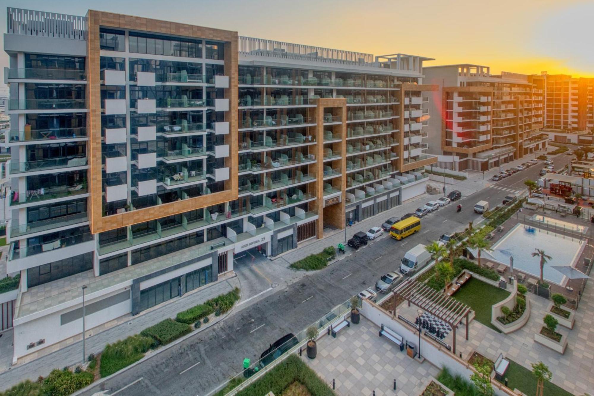 Dream - 2 Bedroom With Balcony & Pool Access, Azizi Riviera Apartment *