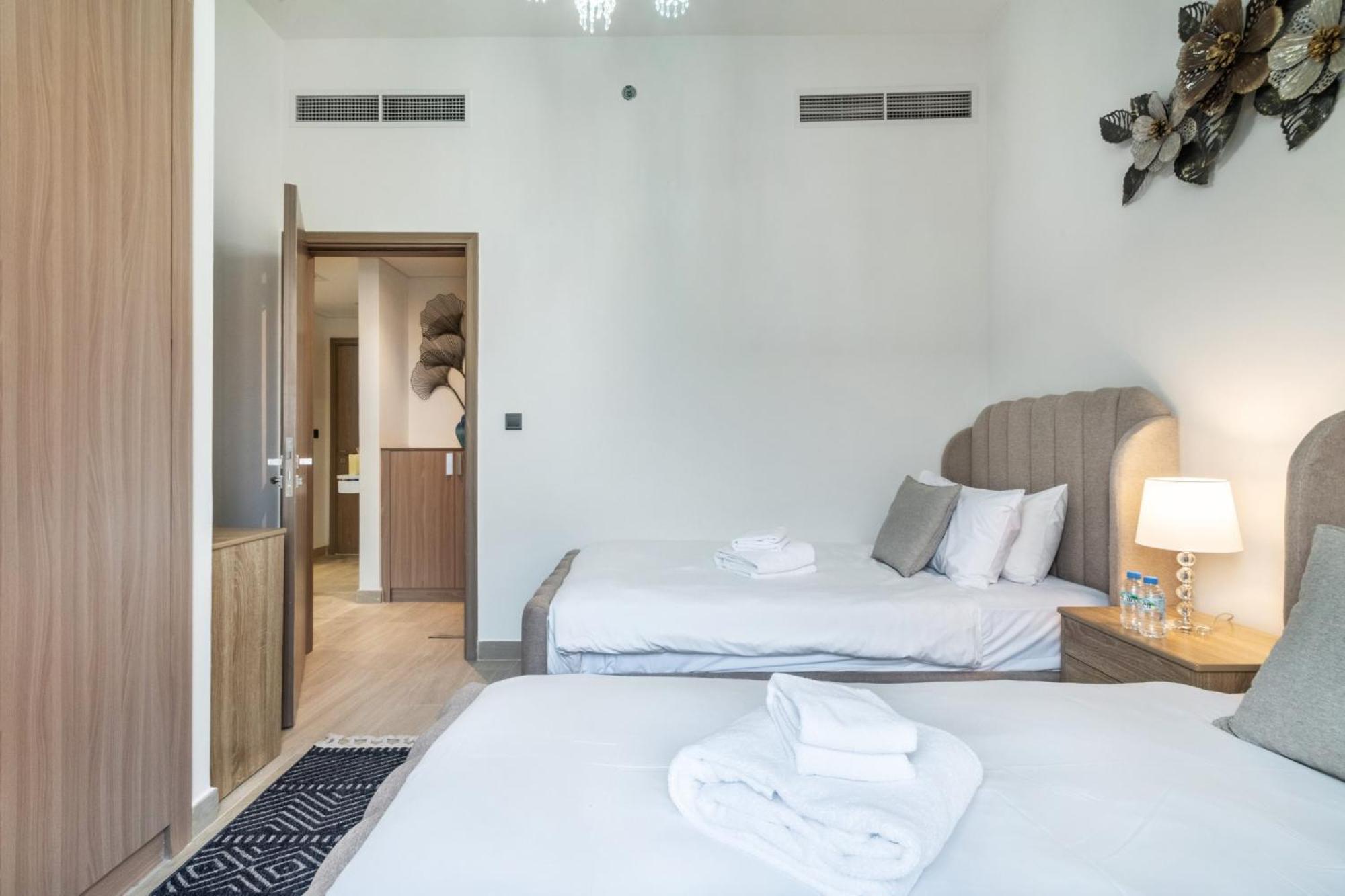 Dream - 2 Bedroom With Balcony & Pool Access, Azizi Riviera Apartment *