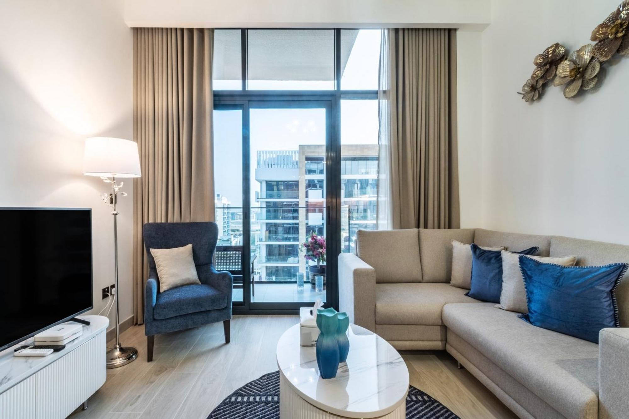 Dream - 2 Bedroom With Balcony & Pool Access, Azizi Riviera