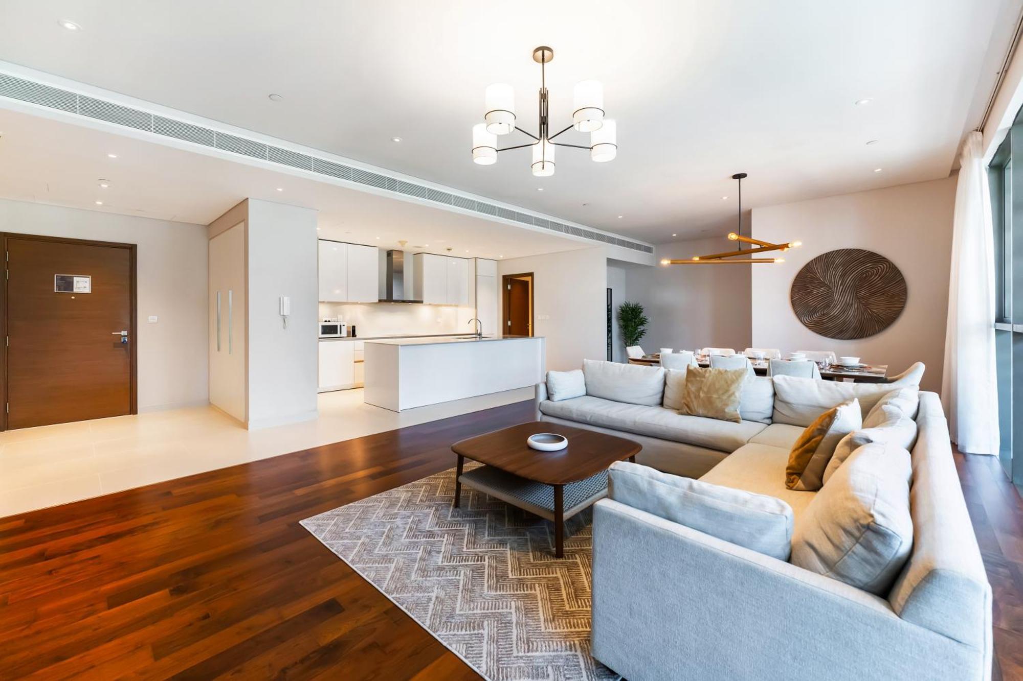 Fam Living - Walk - Urban Staycations Apartment *