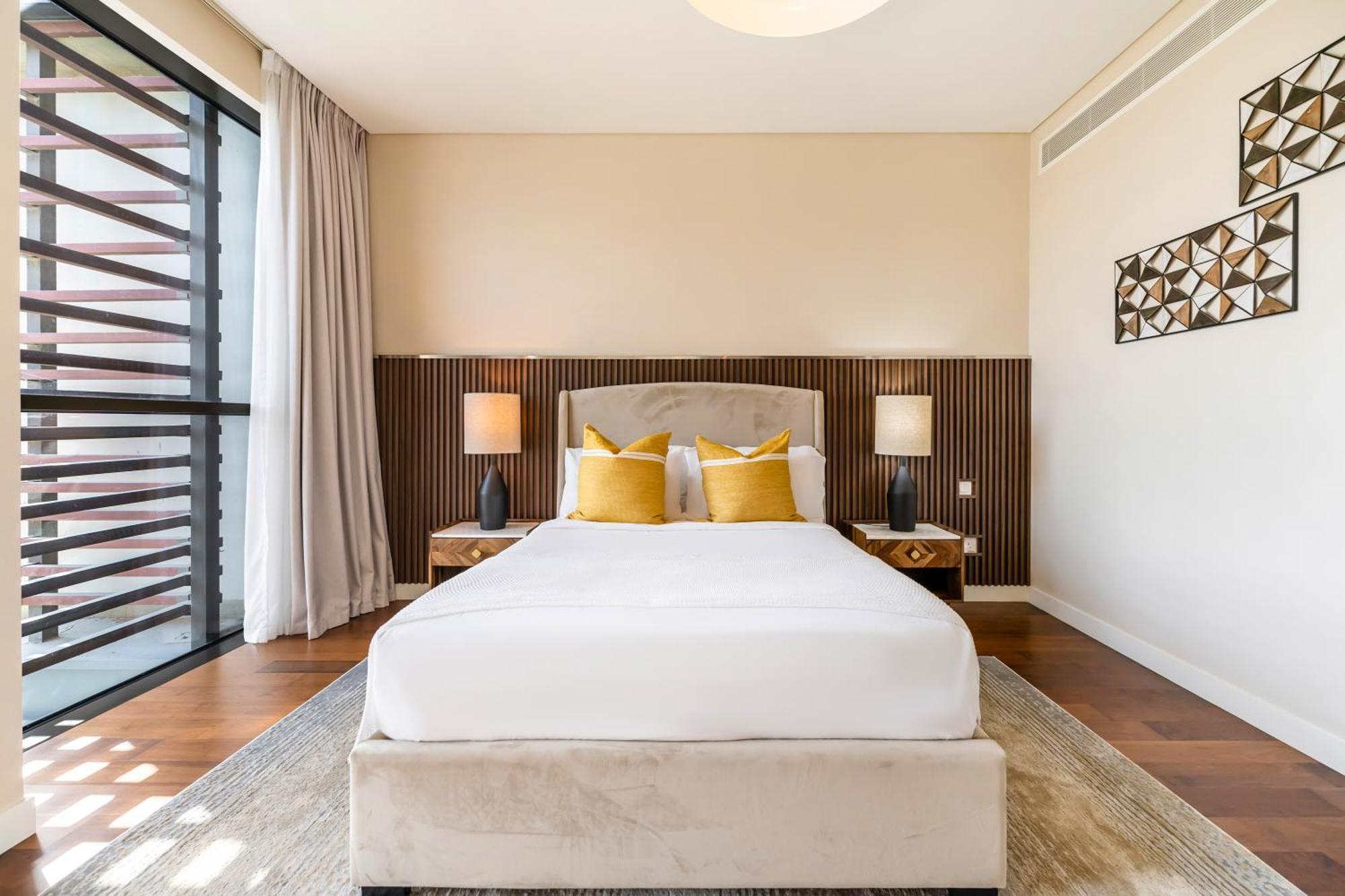 Fam Living - Walk - Urban Staycations Apartment *