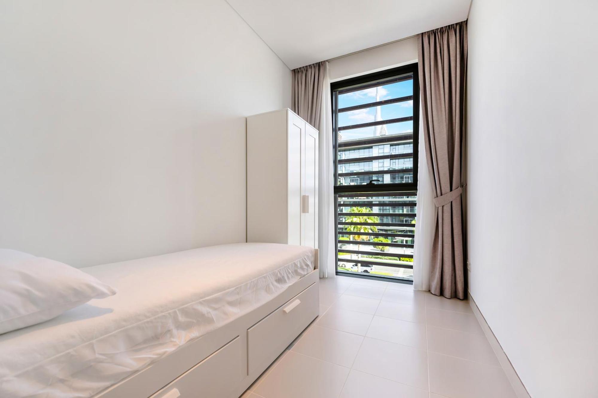 Fam Living - Walk - Urban Staycations Apartment