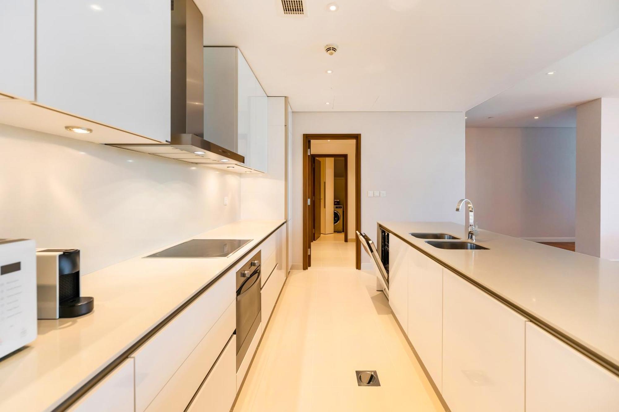 Fam Living - Walk - Urban Staycations Apartment *