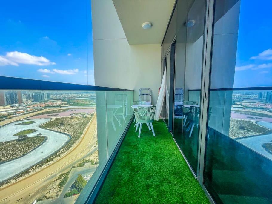 Deluxe One Bedroom With Balcony In Apartment *