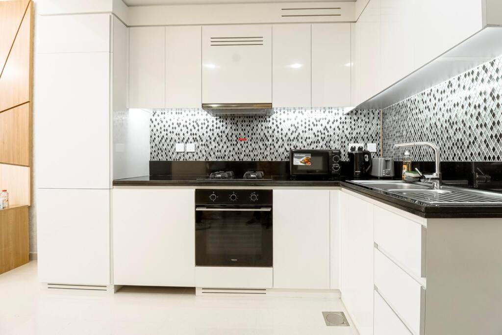 Deluxe One Bedroom With Balcony In Apartment