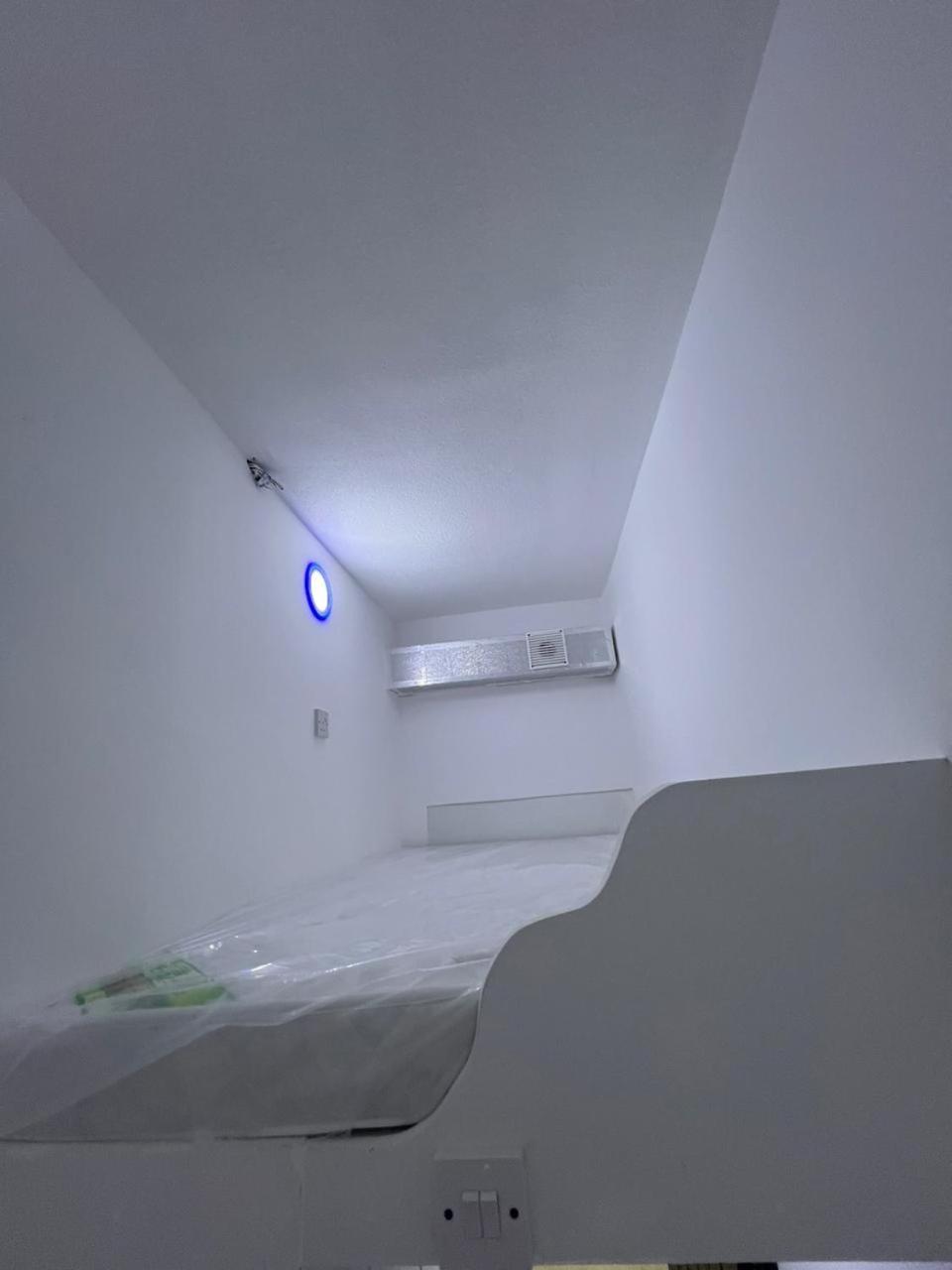 Inn Luxnest Internet Private Bed Space Men Only *