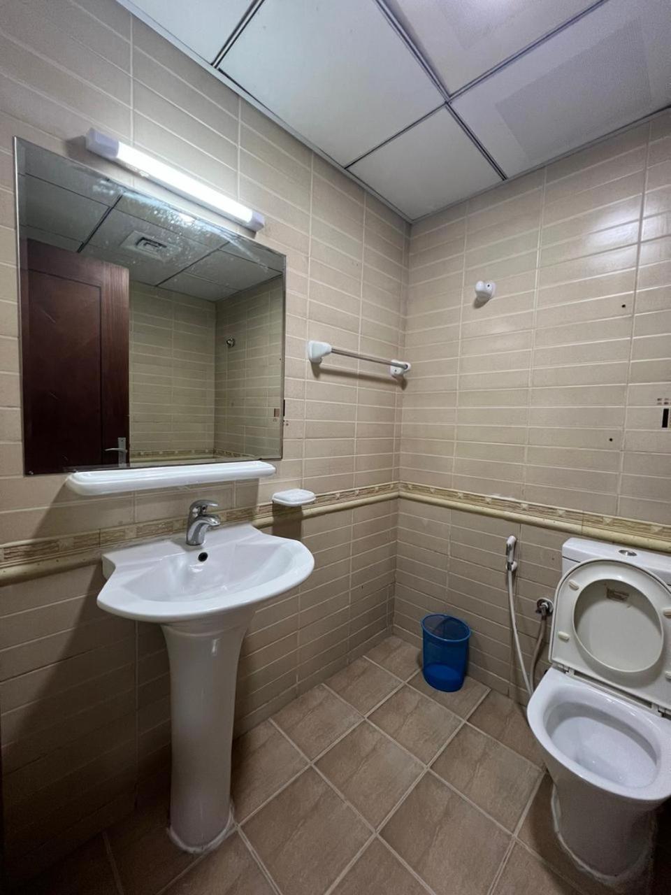Luxnest Internet Private Bed Space Men Only Inn *