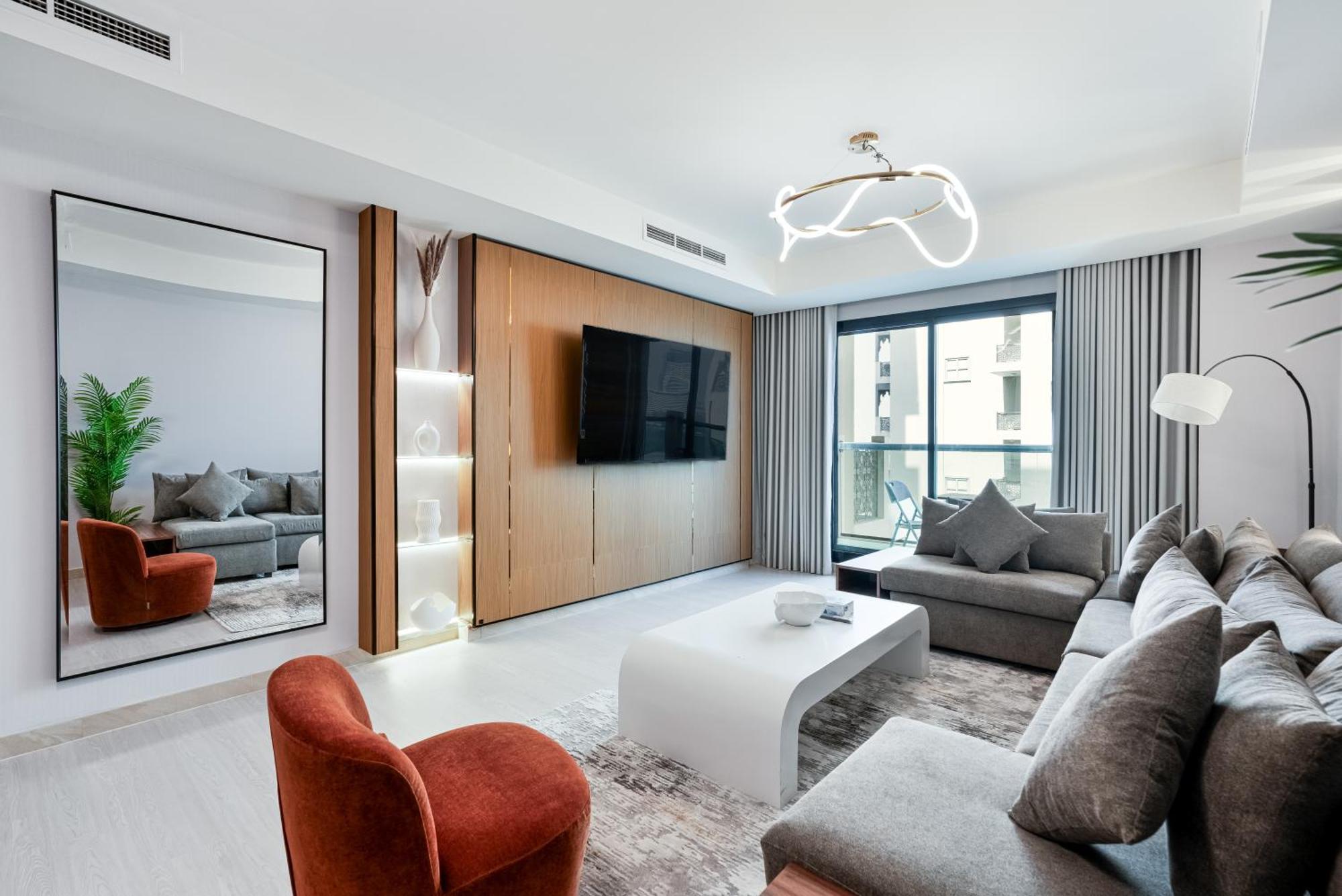 Luxurious 4-br In Al Jaddaf Apartment *