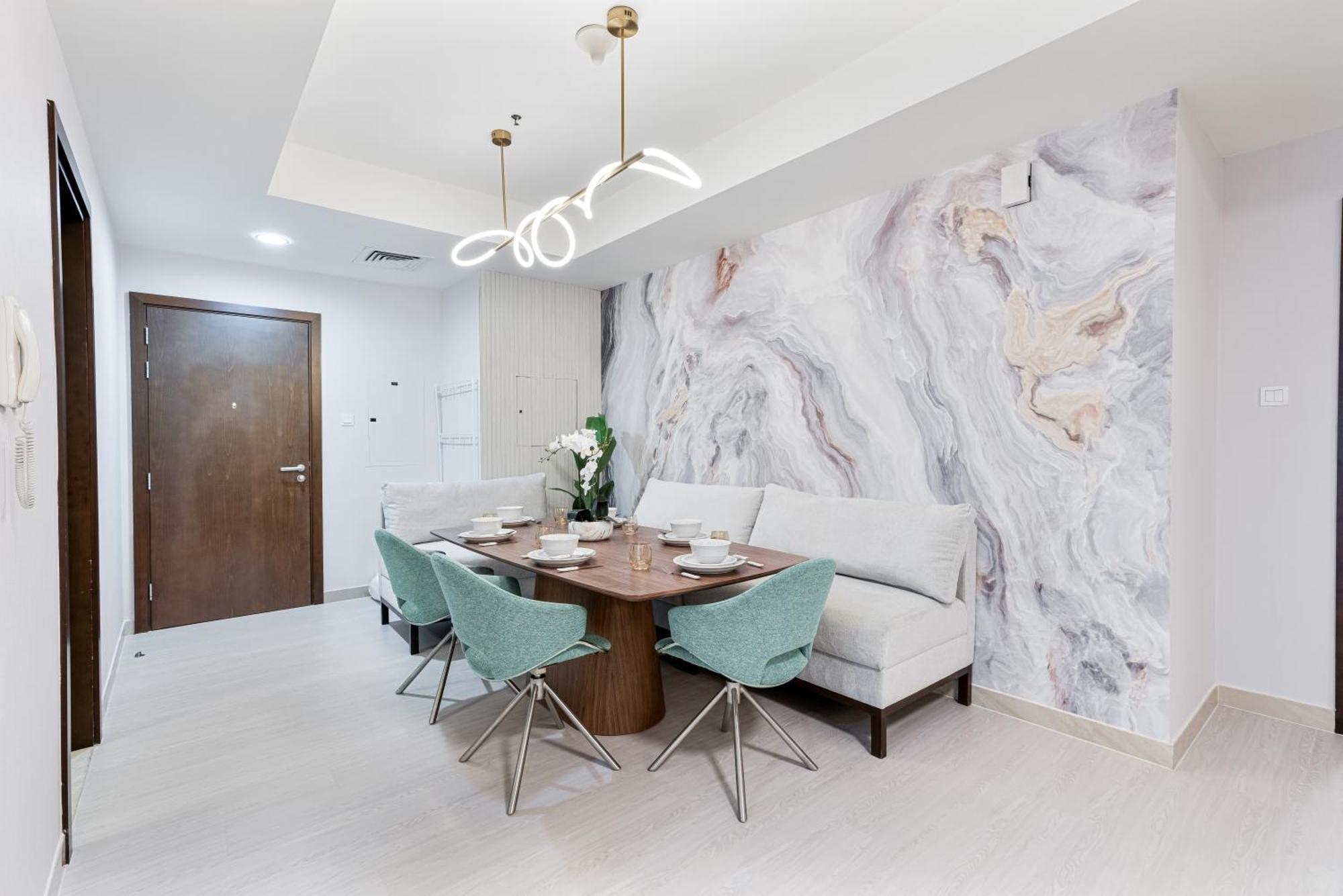 Apartment Luxurious 4-br In Al Jaddaf *