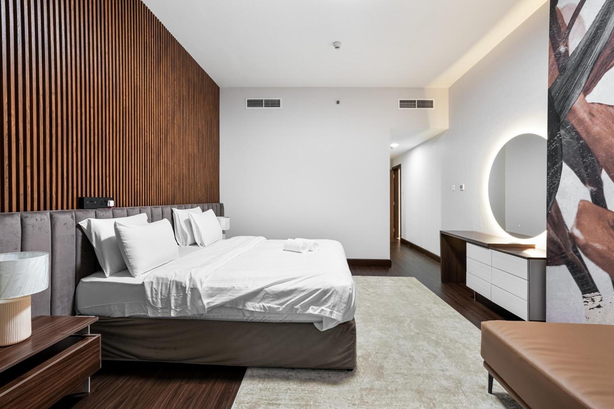 Luxurious 4-br In Al Jaddaf Apartment