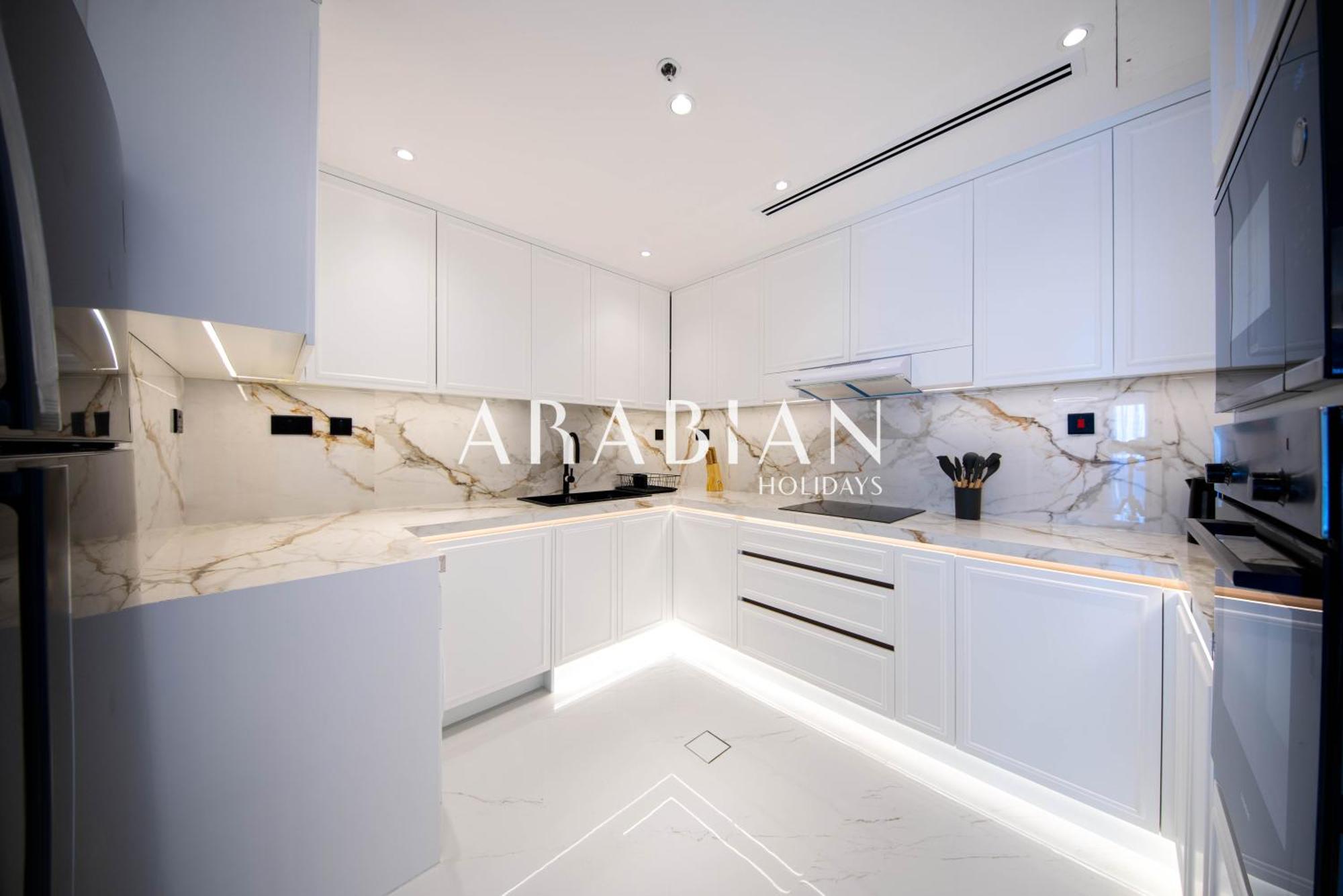 Luxury Upgraded 1br With Skyline Views In Marina Apartment Dubai