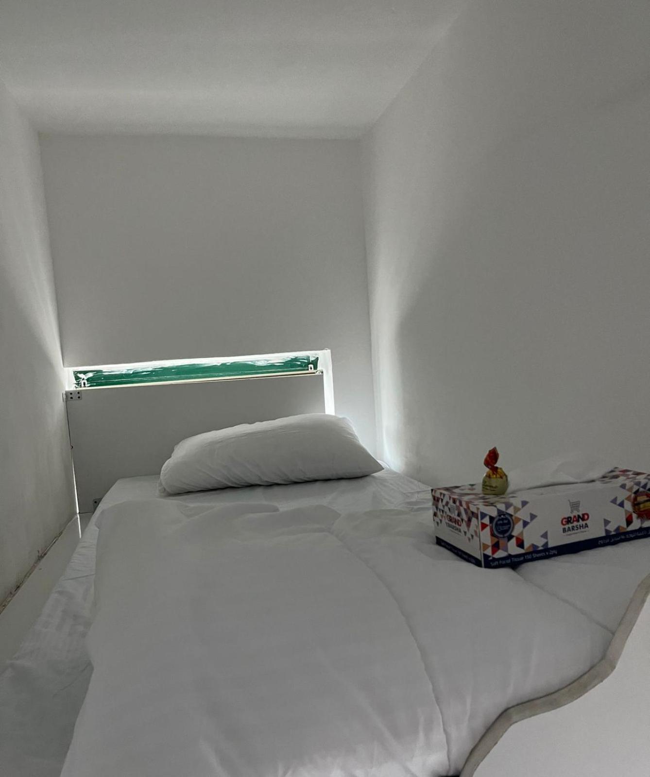 Inn Luxnest Internet Private Bed Space Men Only *