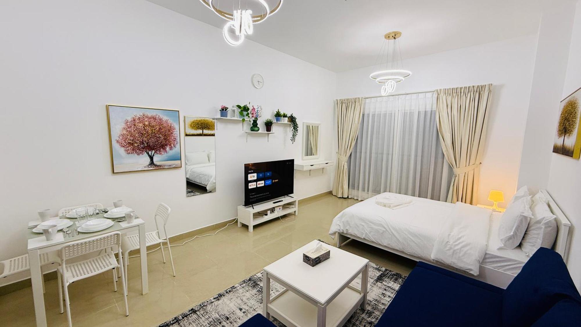 Spacious With Balcony Trafalgar Tower International