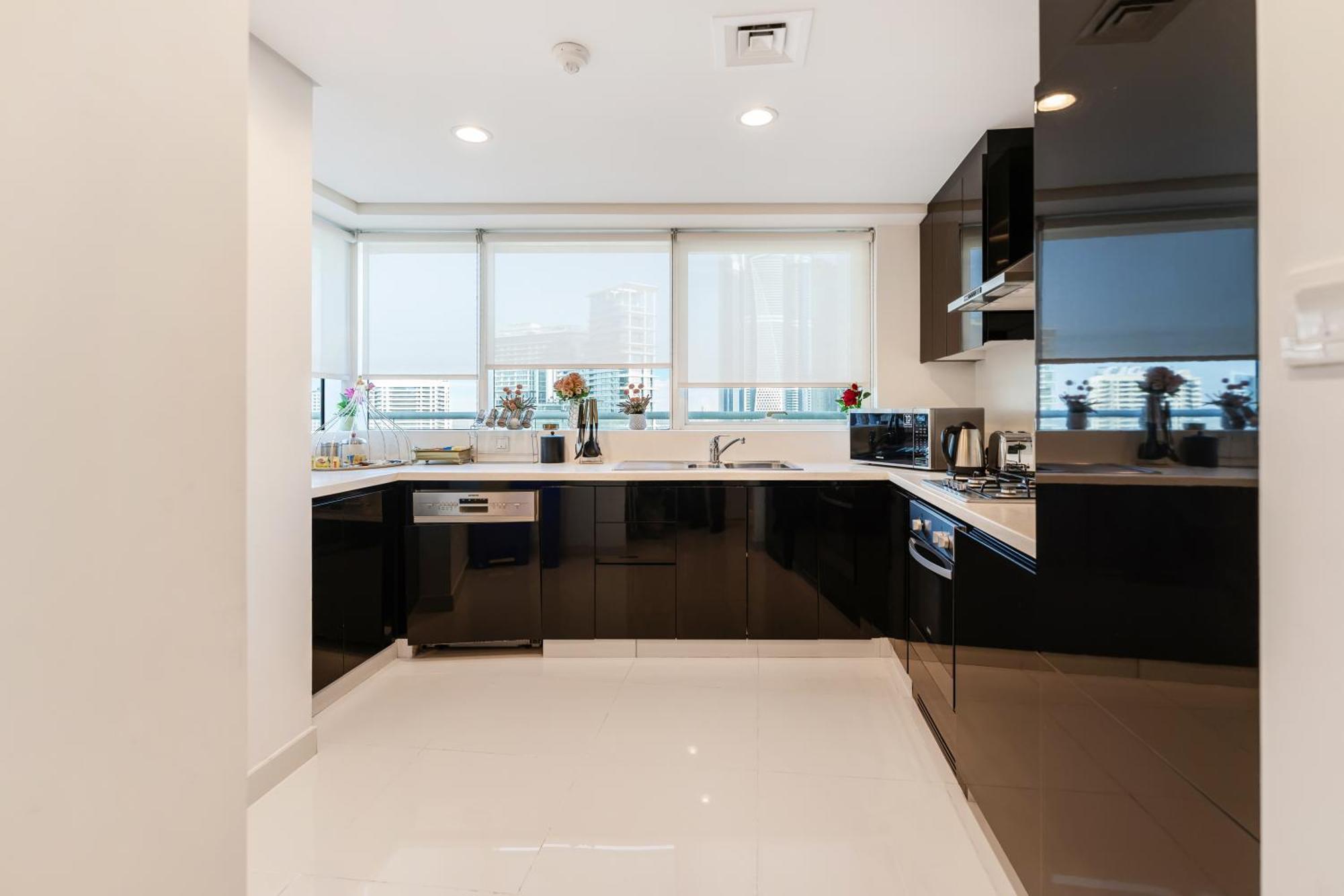 Fam Living - Waters Edge Huge Terrace With Canal Views Apartment *