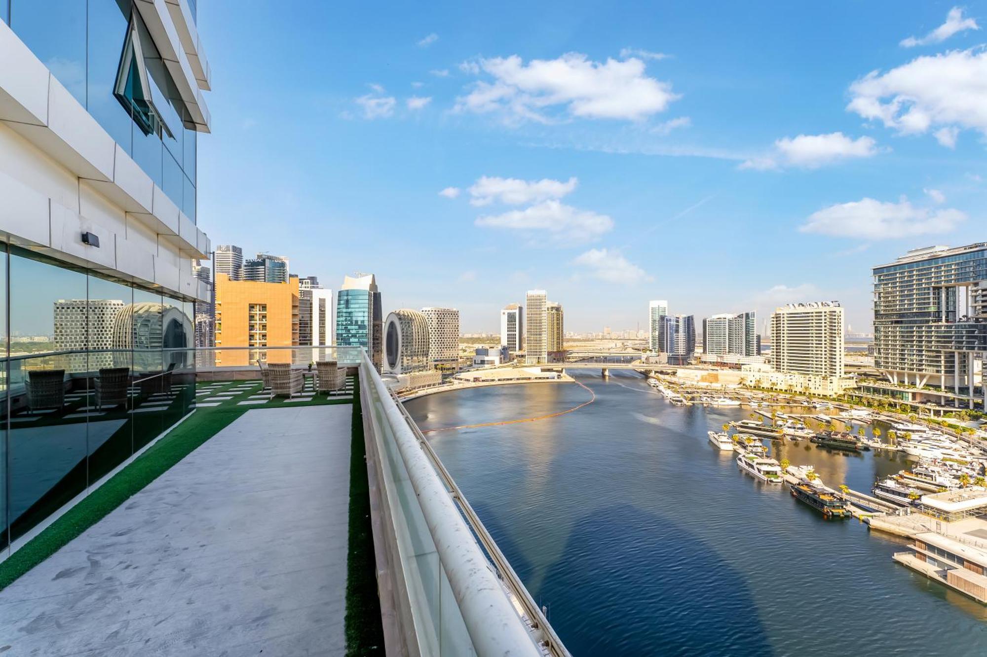 Fam Living - Waters Edge Huge Terrace With Canal Views