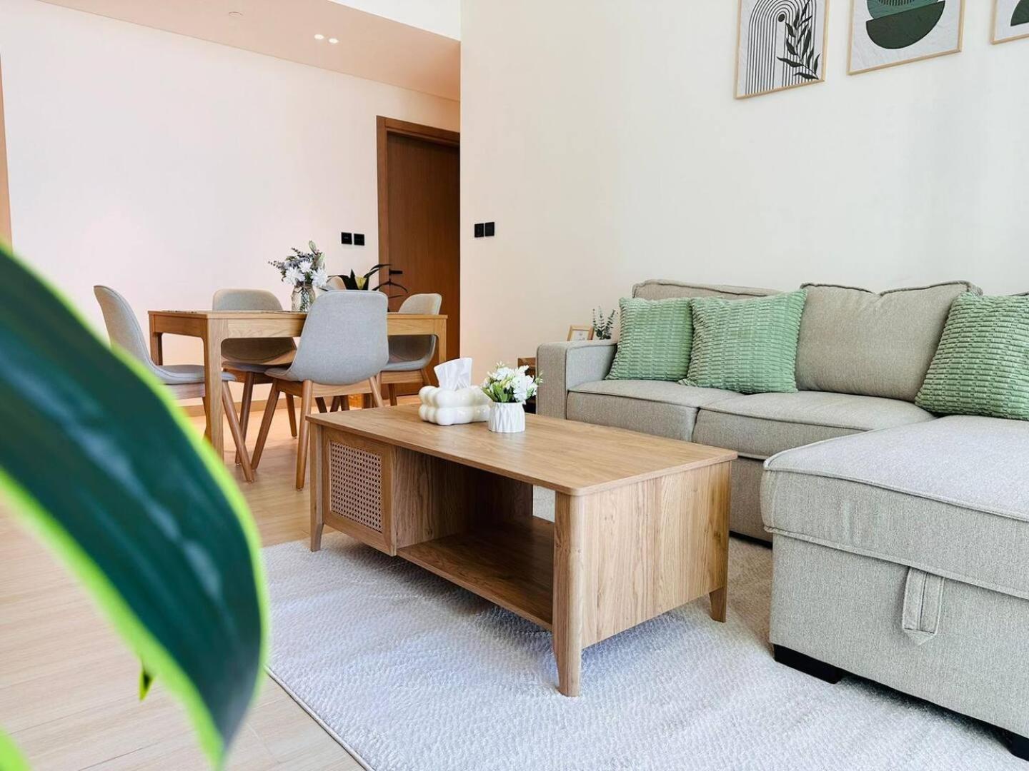 Apartment Brand New 2-bedroom With Balcony *