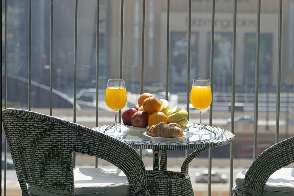 Maxstays - Stunning Burj Khalifa View - Mall Access - Infinity Pool Apartment Dubai