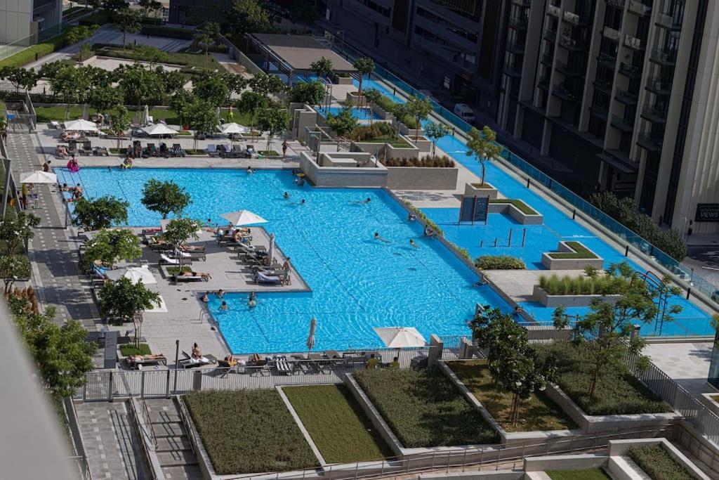Maxstays - Stunning Burj Khalifa View - Mall Access - Infinity Pool Apartment *