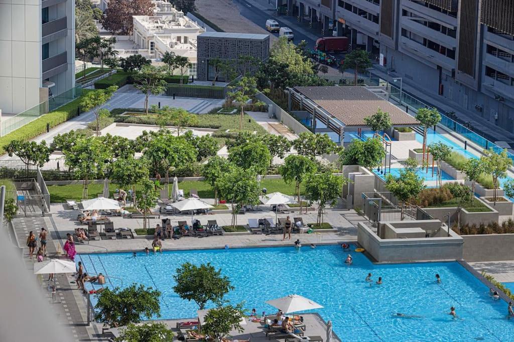 Maxstays - Stunning Burj Khalifa View - Mall Access - Infinity Pool Apartment Dubai