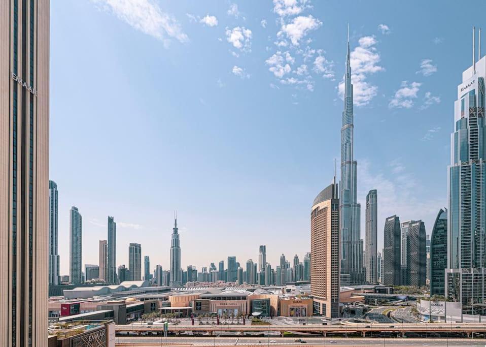 Maxstays - Stunning Burj Khalifa View - Mall Access - Infinity Pool Apartment Dubai