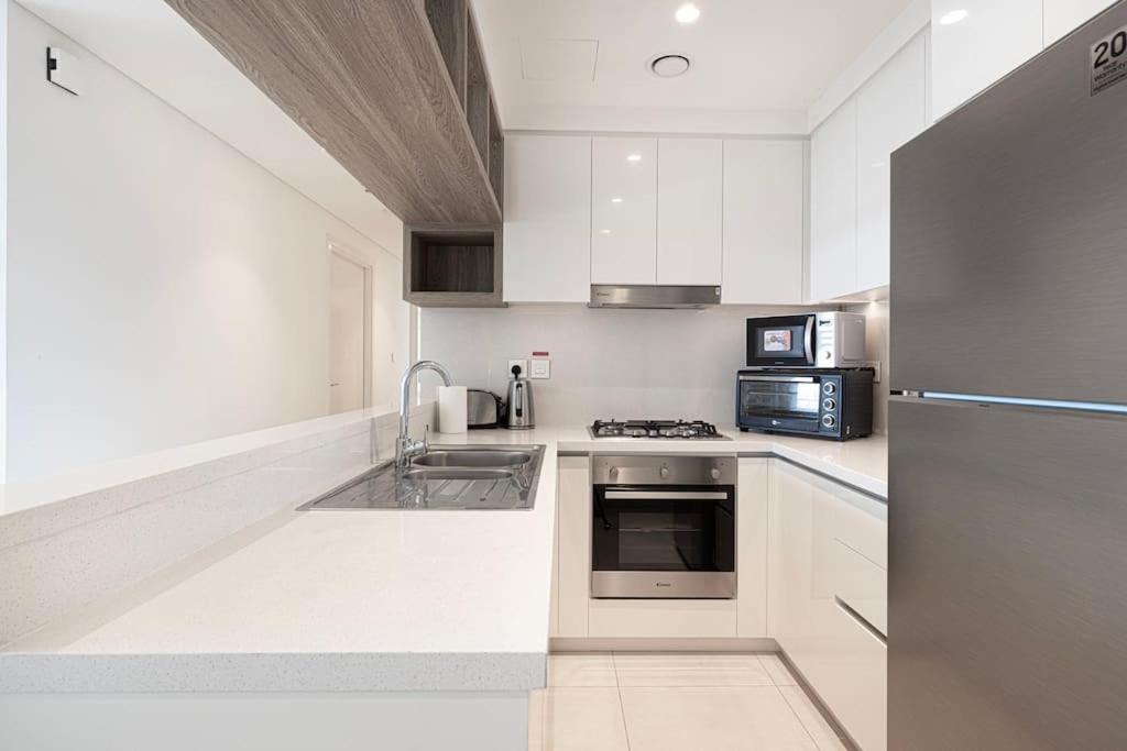Maxstays - Stunning Burj Khalifa View - Mall Access - Infinity Pool Apartment