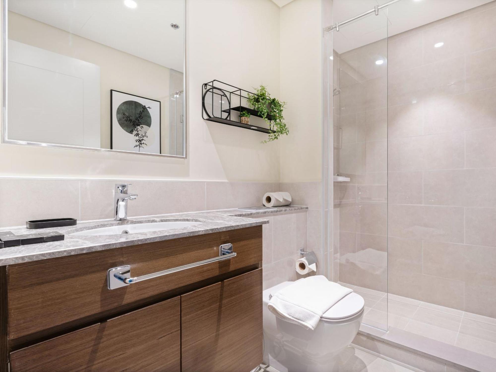 Elegant 2bdr In Downtown-32