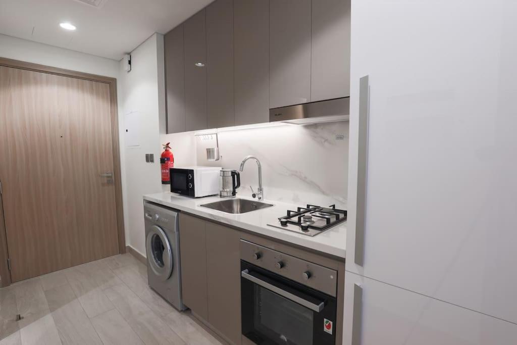 Bright & Modern In Azizi Riviera Apartment