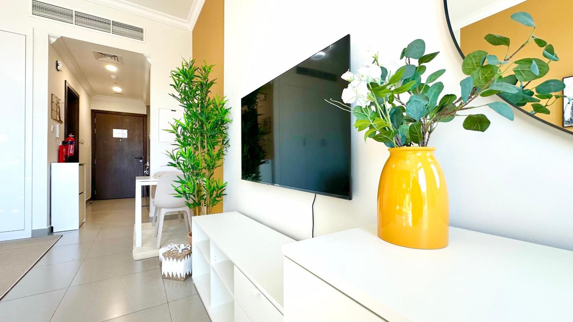 Luxury Bright Near With Pool View Dubai