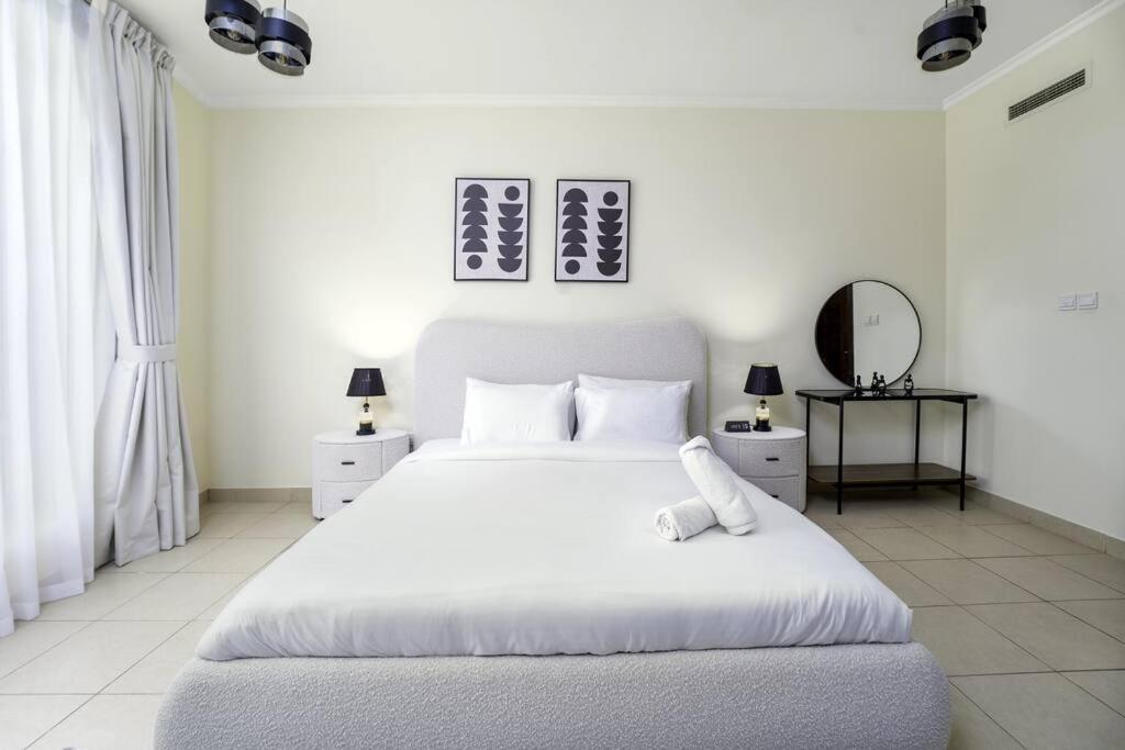 Elegance Above The Skyline Furnished 2-br With Direct Burj Khalifa Panoramas By Petals Homes Apartment