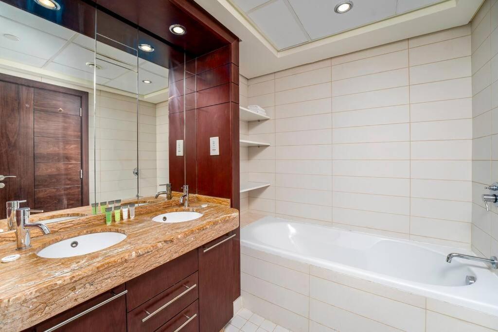 Apartment Elegance Above The Skyline Furnished 2-br With Direct Burj Khalifa Panoramas By Petals Homes *