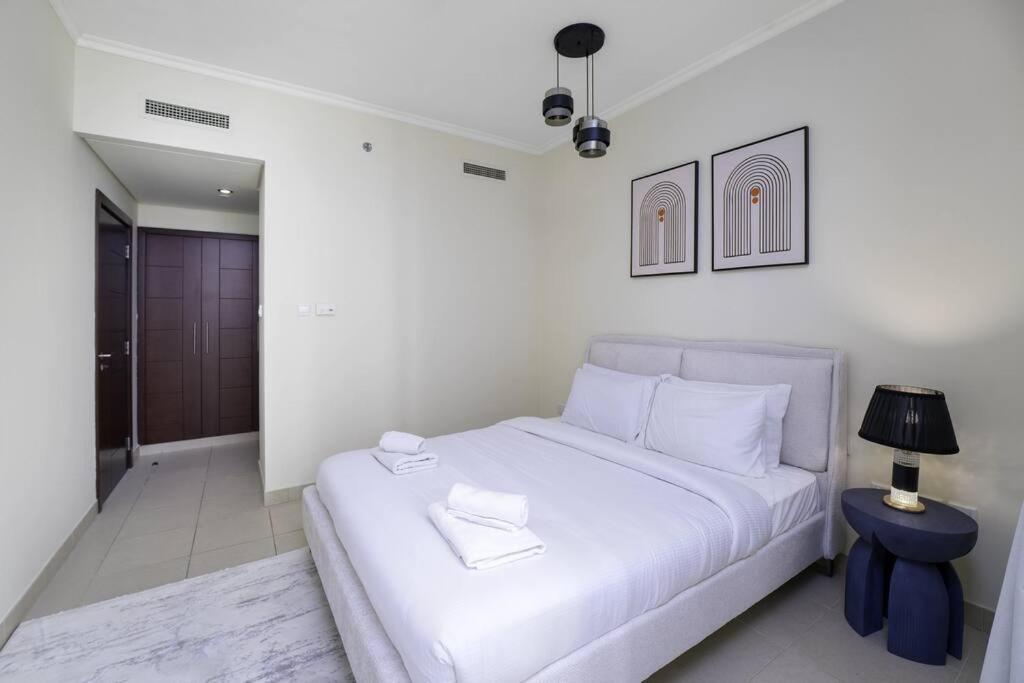 Elegance Above The Skyline Furnished 2-br With Direct Burj Khalifa Panoramas By Petals Homes *