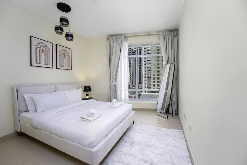 Elegance Above The Skyline Furnished 2-br With Direct Burj Khalifa Panoramas By Petals Homes Apartment