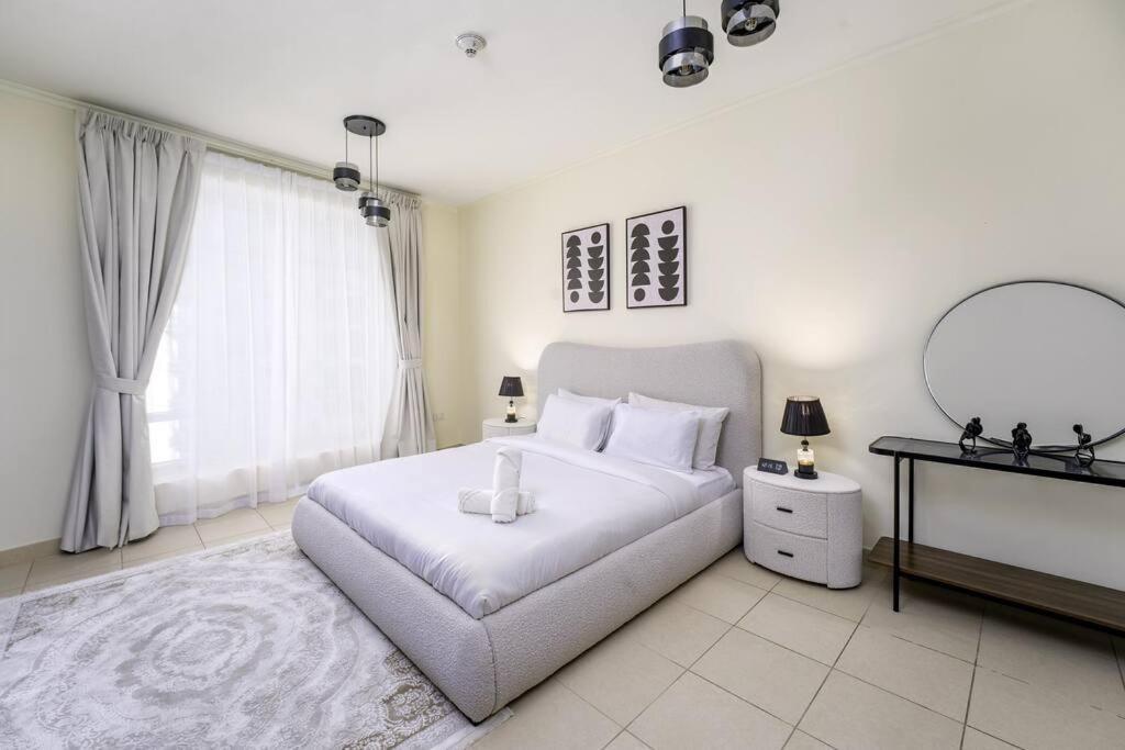 Elegance Above The Skyline Furnished 2-br With Direct Burj Khalifa Panoramas By Petals Homes *