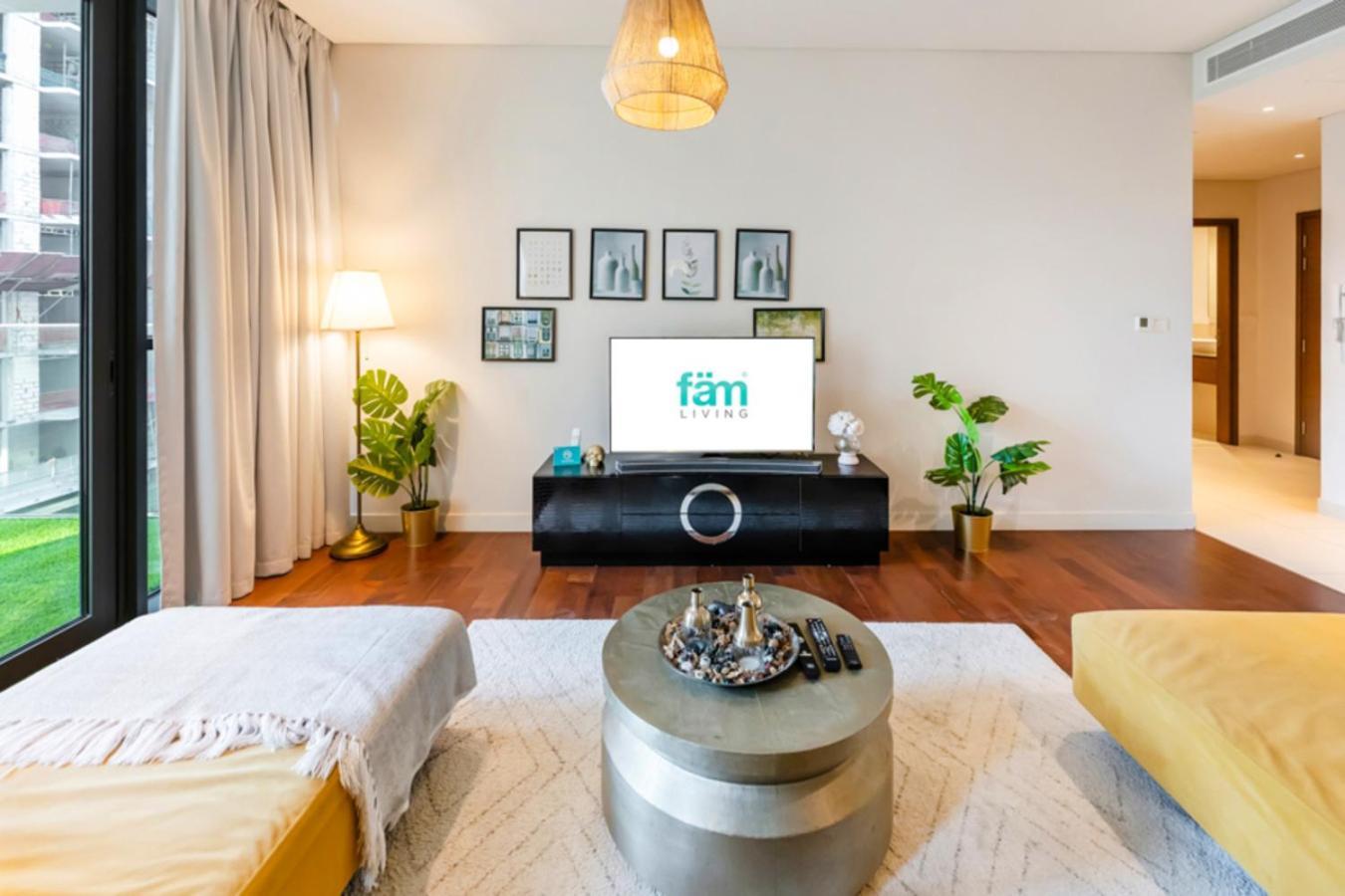 Fam Living - Walk - Urban Staycations Apartment Dubai