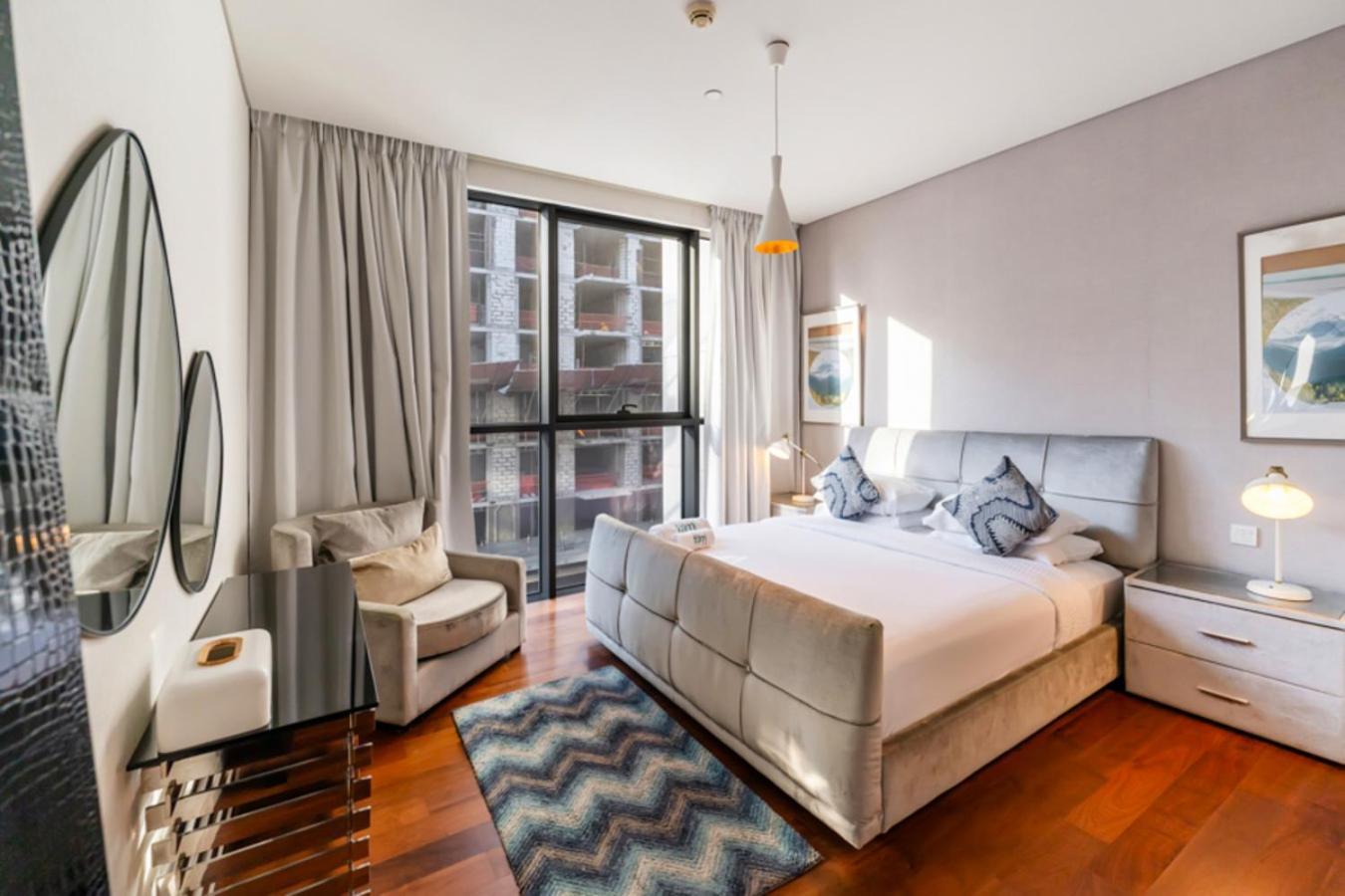 Fam Living - Walk - Urban Staycations Apartment *