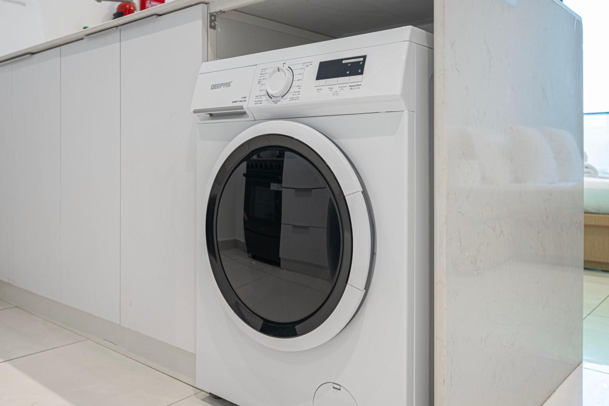 In Dubailand - Bright And Airy Apartment *